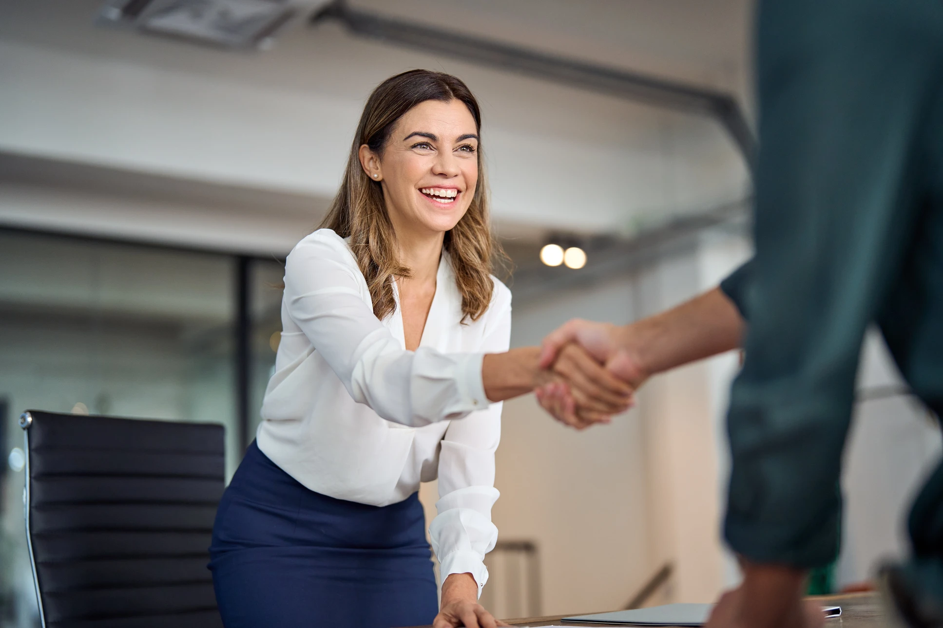 Au cours d'un entretien d'embauche structuré, la candidate présente son CV à un recruteur d'entreprise, en détaillant leurs antécédents professionnels et leurs aspirations